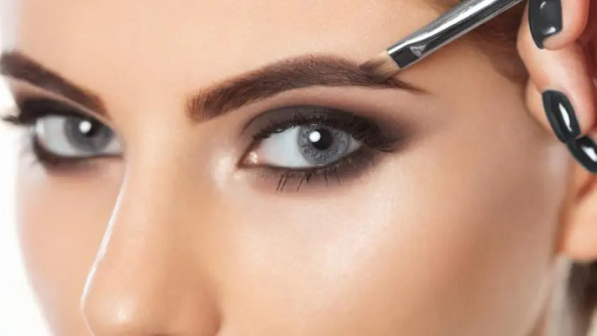 Intensifies the look with defined and natural eyebrows MESAUDA